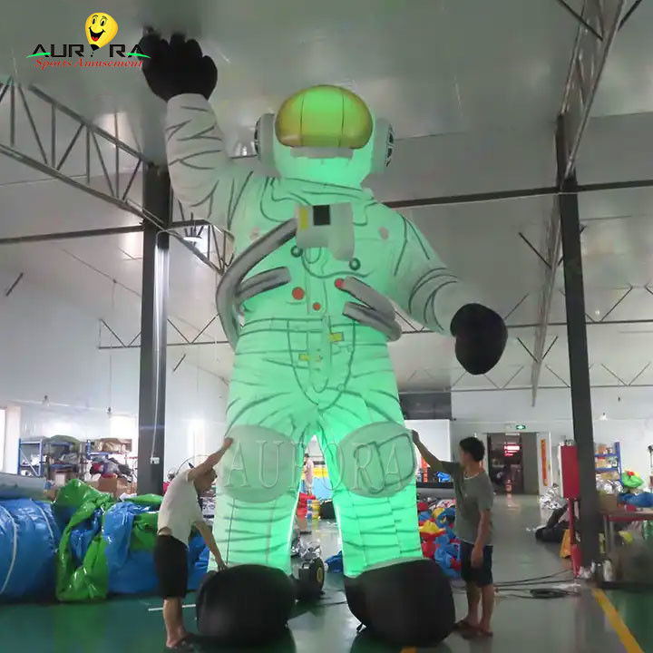 20 フィート 高さ 巨大 膨張型 宇宙飛行士 ステージ 広告 空気膨張型