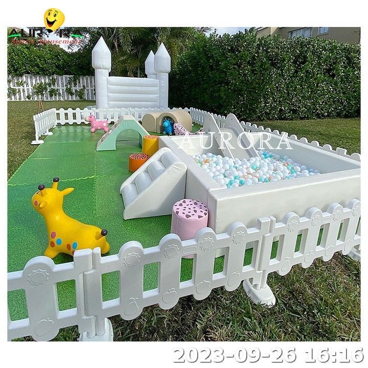 赤ちゃんのためのソフトプレイエリア 白色 子供のためのソフトプレイ機器 スライド付きボールピット